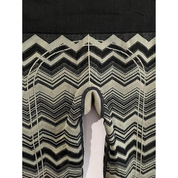 Lululemon ebb to street Pants Green And Black Chevron Pattern Size 4 - Picture 9 of 10